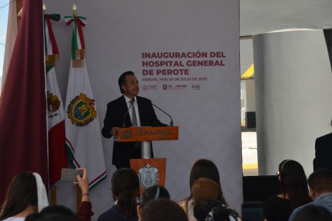 El gobernador Cuitláhuac García Jiménez, junto al secretario de Salud de la entidad, Gerardo Díaz Morales inauguraron este miércoles el nuevo Hospital General de Perote, obra que había sido abandonada en 2009, hace 13 años, durante el sexenio de Fidel Herrera Beltrán.