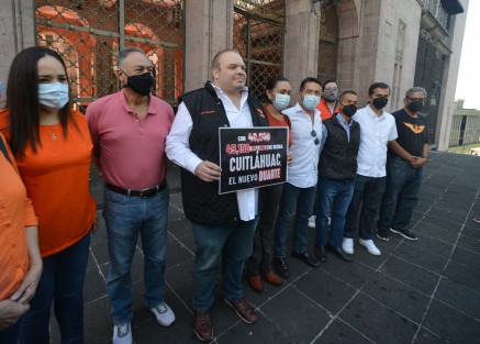 El dirigente de Movimiento Ciudadano, Sergio Gil, con carteles en mano exigió al gobernador Cuitláhuac García que  explique nuevamente  el incremento de la deuda de Veracruz.
