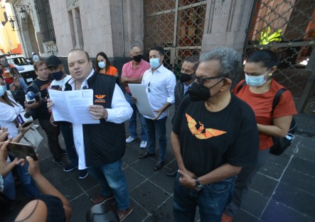 El dirigente de Movimiento Ciudadano, Sergio Gil, con carteles en mano exigió al gobernador Cuitláhuac García que  explique nuevamente  el incremento de la deuda de Veracruz.