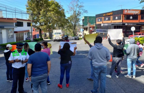 Egresados de Universidad Biomédica Rafael Guízar y Valencia se manifestaron y bloquearon por algunos minutos la calle Ignacio de la Llave  porque la institución no tiene convenios para hacer servicio social, lo que impide titularse.