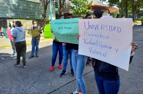 Egresados de Universidad Biomédica Rafael Guízar y Valencia se manifestaron y bloquearon por algunos minutos la calle Ignacio de la Llave  porque la institución no tiene convenios para hacer servicio social, lo que impide titularse.