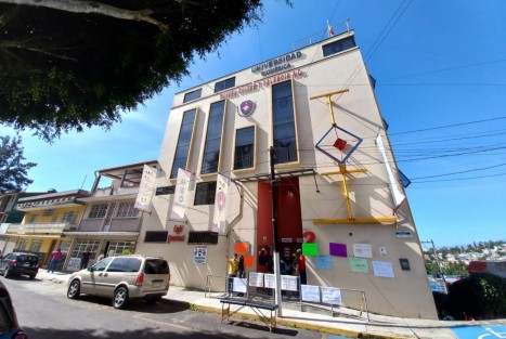 Egresados de Universidad Biomédica Rafael Guízar y Valencia se manifestaron y bloquearon por algunos minutos la calle Ignacio de la Llave  porque la institución no tiene convenios para hacer servicio social, lo que impide titularse.