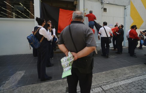 Este jueves al mediodía, en las oficinas de Telmex del centro de Xalapa, como en todas las del país, fueron colocadas las banderas de huelga, luego de que tras meses  de negociaciones no se llegara a un acuerdo entre trabajadores sindicalizados y la empresa. 