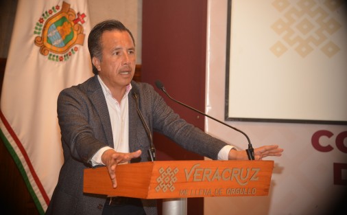 El gobernador Cuitláhuac García descartó que haya comunidades en las inmediaciones del ducto de gas que explotó en Chacaltianguis. Tras cerrarse las válvulas, la llama permanecerá encendida hasta que se consuma el gas remanente. 