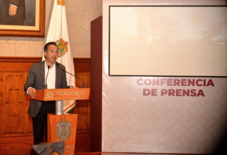 El gobernador Cuitláhuac García Jiménez desmintió las afirmaciones del dirigente estatal de Movimiento Ciudadano, Sergio Gil Rullán, quien aseguró que Gobierno del Estado contrató dos nuevas deudas por el orden de 19 mil millones y 20 mil millones. 