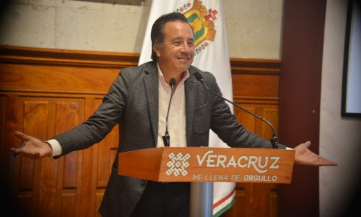 Criticó que el dirigente partidista sólo quiere estar espacios informativos: pero el señor quiere ganar espacios en medios y así como inició, mañana vuelve a decir otra cosa sobre lo que acabo de decir y ahí nos la va a llevar; nomás que una cuestión: yo no me subo al ring y yo no digo mentiras. Ahí está la calificadora, que diga la calificadora que nos evalúa contra todo tipo de deuda.