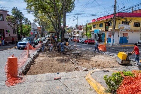 Como parte del programa de reposición de losas de concreto en tramos aislados del municipio, el Ayuntamiento de Xalapa realiza trabajos de rehabilitación y colado de losas de concreto hidráulico en el cruce de las avenidas Américas y Sarabia, con lo que la población contará con mejores vialidades y conectividad.

