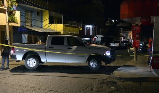 Al lugar acudieron autoridades correspondientes a tomar cuenta de los hechos, pero al encontrar inconsistencias con lo declarado, se realizó un cateo y desalojo del lugar, que se prolongó hasta la madrugada de este viernes. 