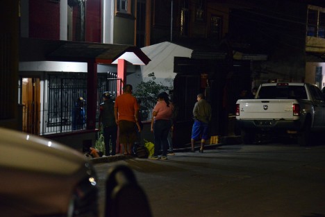 Al lugar acudieron autoridades correspondientes a tomar cuenta de los hechos, pero al encontrar inconsistencias con lo declarado, se realizó un cateo y desalojo del lugar, que se prolongó hasta la madrugada de este viernes. 
