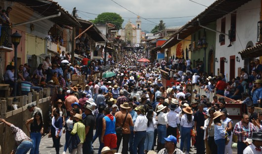 De acuerdo con el director de Comercio, Turismo y Desarrollo Económico, Javier Izaguirre Martínez, se espera la llegada de más de 50 mil visitantes durante toda la semana y más de diez mil sólo este viernes por la Xiqueñada.