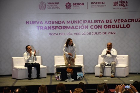  El gobernador Cuitláhuac García, el secretario de Gobierno, Eric Cisneros, y la secretaria de Energía, Rocío Nahle, encabezaron la “Firma de Convenio Macro de Colaboración entre el Gobierno del Estado y los 212 municipios”, con la presencia de más de 160 alcaldes, además de síndicos y diputados.

