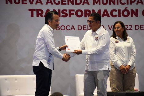  El gobernador Cuitláhuac García, el secretario de Gobierno, Eric Cisneros, y la secretaria de Energía, Rocío Nahle, encabezaron la “Firma de Convenio Macro de Colaboración entre el Gobierno del Estado y los 212 municipios”, con la presencia de más de 160 alcaldes, además de síndicos y diputados.

