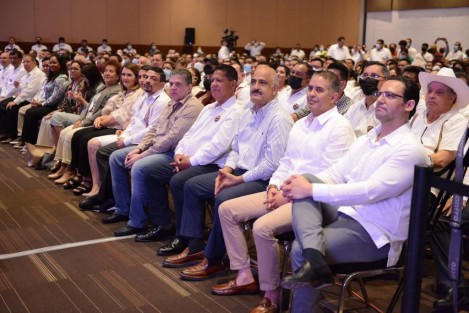  El gobernador Cuitláhuac García, el secretario de Gobierno, Eric Cisneros, y la secretaria de Energía, Rocío Nahle, encabezaron la “Firma de Convenio Macro de Colaboración entre el Gobierno del Estado y los 212 municipios”, con la presencia de más de 160 alcaldes, además de síndicos y diputados.

