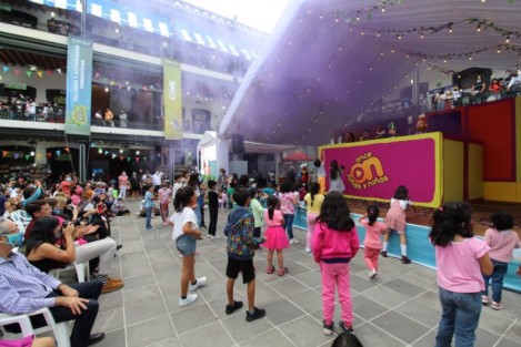 El Instituto Veracruzano de la Cultura inauguró esta tarde la 32ª Feria Nacional del Libro Infantil y Juvenil, Xalapa 2022, que trae para las y los lectores veracruzanos un nutrido programa de conversatorios, charlas, presentaciones editoriales, talleres y encuentros con grandes autoras, autores y promotores de la lectura.

