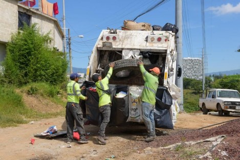 En el marco de la jornada que se realizó este día en diversas calles de la colonia Moctezuma, la funcionaria expuso que con el programa Descacharrización en tu colonia, se busca prevenir brotes de dengue, como el que se tuvo en 2019, por lo que cada sábado se llevan a cabo jornadas en aquellas zonas con factores de riesgo para la proliferación del mosco Aedes aegypti.