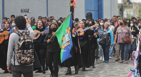 Este sábado dio inicio el Festival Nacional Alegría Folklorica Xalapa Yolpalkij, con una callejoneada encabezada con la Tuna Femenil de la Universidad Veracruzana, en la inmediaciones del parque Los Berros y con la obligada parada en la Casa de Doña Falla,  Museo de la Música Veracruzana.  