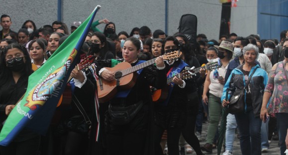 Este sábado dio inicio el Festival Nacional Alegría Folklorica Xalapa Yolpalkij, con una callejoneada encabezada con la Tuna Femenil de la Universidad Veracruzana, en la inmediaciones del parque Los Berros y con la obligada parada en la Casa de Doña Falla,  Museo de la Música Veracruzana.  
