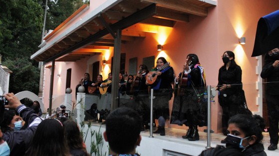 Este sábado dio inicio el Festival Nacional Alegría Folklorica Xalapa Yolpalkij, con una callejoneada encabezada con la Tuna Femenil de la Universidad Veracruzana, en la inmediaciones del parque Los Berros y con la obligada parada en la Casa de Doña Falla,  Museo de la Música Veracruzana.  