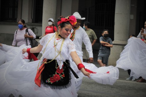 Como parte del Festival Nacional Alegría Folklorica Xalapa Yolpalkij, se llevó a cabo un desfile de los grupos participantes, desde el Teatro del Estado hasta el parque Juárez, donde se realiza un Maratón Folklórico, durante toda la tarde y hasta las 8 de la noche.