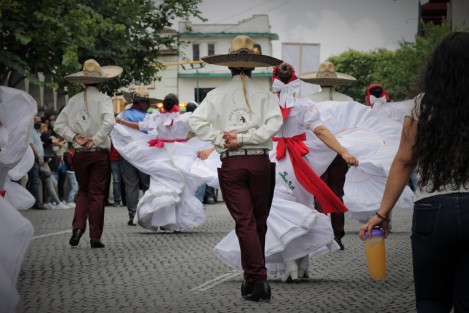 Como parte del Festival Nacional Alegría Folklorica Xalapa Yolpalkij, se llevó a cabo un desfile de los grupos participantes, desde el Teatro del Estado hasta el parque Juárez, donde se realiza un Maratón Folklórico, durante toda la tarde y hasta las 8 de la noche.