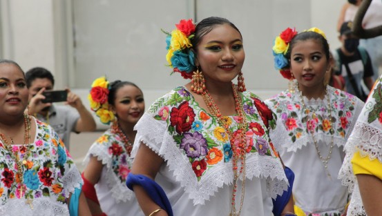 Como parte del Festival Nacional Alegría Folklorica Xalapa Yolpalkij, se llevó a cabo un desfile de los grupos participantes, desde el Teatro del Estado hasta el parque Juárez, donde se realiza un Maratón Folklórico, durante toda la tarde y hasta las 8 de la noche.