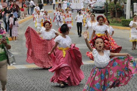 Como parte del Festival Nacional Alegría Folklorica Xalapa Yolpalkij, se llevó a cabo un desfile de los grupos participantes, desde el Teatro del Estado hasta el parque Juárez, donde se realiza un Maratón Folklórico, durante toda la tarde y hasta las 8 de la noche.