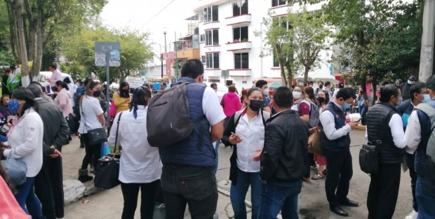 Trabajadores de la Secretaría de Salud de Veracruz  protestaron con toma de las oficinas y un paro, exigiendo la destitución del director de Protección Contra Riesgos Sanitarios, Bartolo Avendaño Borromeo.
