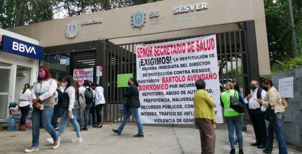 Trabajadores de la Secretaría de Salud de Veracruz  protestaron con toma de las oficinas y un paro, exigiendo la destitución del director de Protección Contra Riesgos Sanitarios, Bartolo Avendaño Borromeo.
