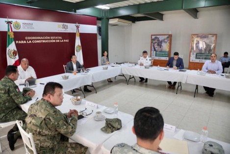En la reunión de la COESCONPAZ, el día de hoy se dispuso de operativos adicionales  de seguridad en 3 regiones del estado. Además se informó de la vinculación a proceso de Luis N, alias El puma, por el presunto delito de feminicidio, por hechos ocurridos en Cosoleacaque el 15 de febrero del 2021; también de la detención de Jorge N, exfiscal de Veracruz, y de su imputación en la que el juez le impuso prisión preventiva oficiosa.
