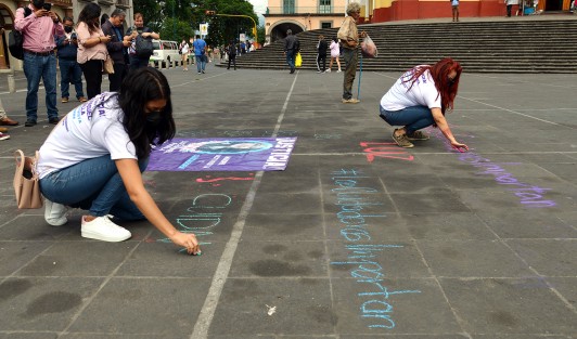 Activistas de Xalapa protestaron frente a Palacio de Gobierno en apoyo a las feministas de Zapopan, Jalisco, para exigir justicia por el feminicidio de Luz Raquel, quien era madre de un niño con autismo y fue asesinada en un ataque con sustancias químicas, el pasado 19 de julio. 
