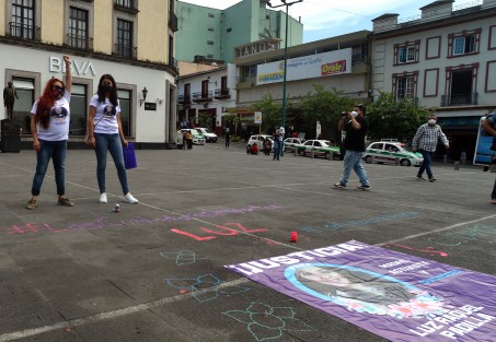 Activistas de Xalapa protestaron frente a Palacio de Gobierno en apoyo a las feministas de Zapopan, Jalisco, para exigir justicia por el feminicidio de Luz Raquel, quien era madre de un niño con autismo y fue asesinada en un ataque con sustancias químicas, el pasado 19 de julio. 