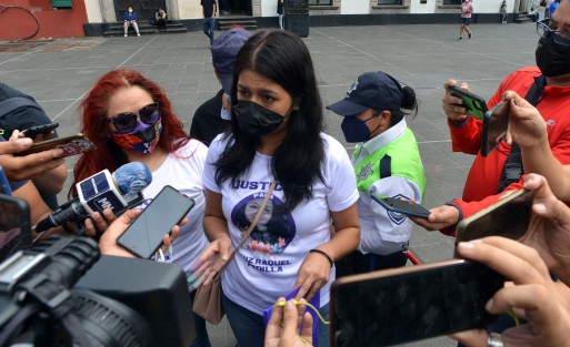 Activistas de Xalapa protestaron frente a Palacio de Gobierno en apoyo a las feministas de Zapopan, Jalisco, para exigir justicia por el feminicidio de Luz Raquel, quien era madre de un niño con autismo y fue asesinada tras un ataque con sustancias químicas, el pasado 19 de julio.


