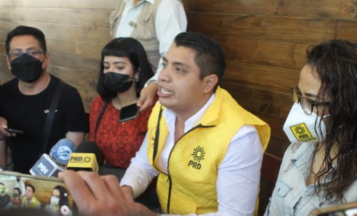  Integrantes de Juventudes de Izquierda del PRD pidieron que se subsidie más la gasolina, que a su decir no ha parado de subir, lo que incrementa el transporte de mercancías, materias primas y alimentos.