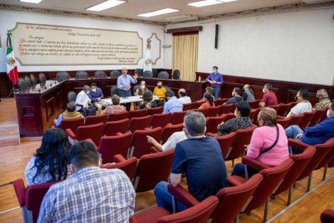  En reunión de trabajo encabezada por el presidente municipal Ricardo Ahued Bardahuil, se acordó que Ayuntamiento y locatarios de los distintos mercados realicen proyectos de inversión pública que dignifiquen los espacios de trabajo.

