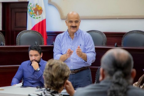 El Alcalde Ricardo Ahued  invitó a las y los comerciantes a incorporarse al padrón de proveedores del Ayuntamiento, con el fin de que la Administración cuente con más y mejores opciones de precios y calidad de productos, al mismo tiempo que sus familias encuentran una oportunidad de negocio. 

