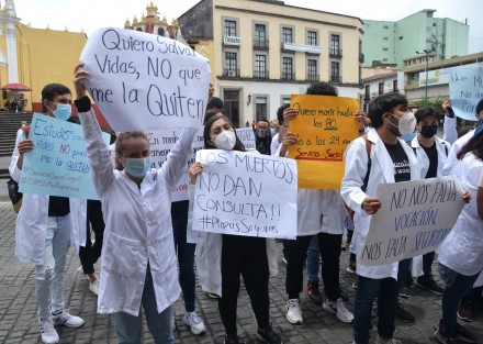 Estudiantes, médicos y padres de familia marcharon desde la Facultad de Medicina de la Universidad Veracruzana para pedir seguridad mientras realizan su servicio social. Al menos ocho doctores han muerto en país a manos de los carteles realizando su trabajo.