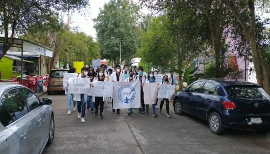 Estudiantes, médicos y padres de familia marcharon desde la Facultad de Medicina de la Universidad Veracruzana para pedir seguridad mientras realizan su servicio social. Al menos ocho doctores han muerto en país a manos de los carteles realizando su trabajo.