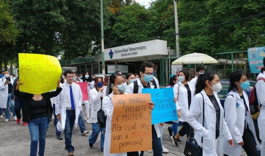 Estudiantes, médicos y padres de familia marcharon desde la Facultad de Medicina de la Universidad Veracruzana para pedir seguridad mientras realizan su servicio social. Al menos ocho doctores han muerto en país a manos de los carteles realizando su trabajo.