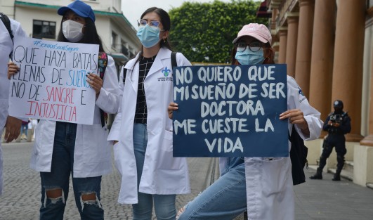 Estudiantes, médicos y padres de familia marcharon desde la Facultad de Medicina de la Universidad Veracruzana para pedir seguridad mientras realizan su servicio social. Al menos ocho doctores han muerto en país a manos de los carteles realizando su trabajo.