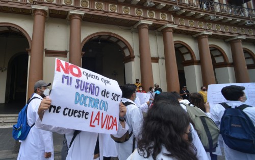 Estudiantes, médicos y padres de familia marcharon desde la Facultad de Medicina de la Universidad Veracruzana para pedir seguridad mientras realizan su servicio social. Al menos ocho doctores han muerto en país a manos de los carteles realizando su trabajo.