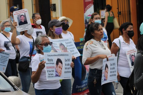 Colectivos de familiares de desaparecidos marcharon como cada fin de mes para exigir a las autoridades se agilice la búsqueda de sus seres queridos. En esta ocasión se recordó los casos de Arturo López, desaparecido en 2008, Mario Figueroa desaparecido en 07/2020 y Daniel, Cédrik, e Iván desaparecidos en los meses de julio de distintos años.