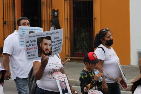 Colectivos de familiares de desaparecidos marcharon como cada fin de mes para exigir a las autoridades se agilice la búsqueda de sus seres queridos. En esta ocasión se recordó los casos de Arturo López, desaparecido en 2008, Mario Figueroa desaparecido en 07/2020 y Daniel, Cédrik, e Iván desaparecidos en los meses de julio de distintos años.