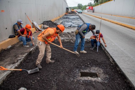 La dependencia detalló que los trabajos de colado de concreto se realizarán en horario nocturno; sin embargo, para facilitar las labores y el fraguado, la vialidad se debe mantener cerrada. Se solicita a la población que evite transitar por la zona y tome rutas alternas. Las molestias son temporales, los beneficios permanentes. 
