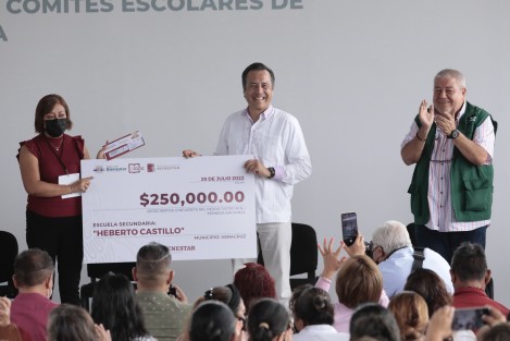  Para 2024, los 18 mil 400 planteles de educación básica del estado de Veracruz habrán recibido directamente los recursos del programa La Escuela es Nuestra, adelantó el gobernador Cuitláhuac García Jiménez, quien destacó que, hasta ahora, se ha beneficiado a 12 mil instituciones educativas. 