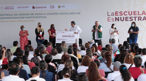 De manera simbólica, fueron otorgadas tarjetas del Banco del Bienestar a las tesoreras de las primarias Gonzalo Aguirre Beltrán, Zaira Azucena Quirasco Vázquez; Venustiano Carranza, María de los Ángeles Domínguez Vargas; José Azueta, Azucena Quintana Cárcamo; y de la Secundaria Heberto Castillo, Rocío Bautista Navarrete.