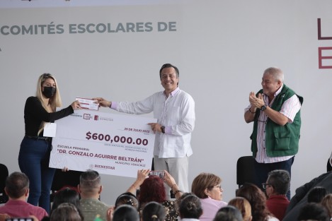 De manera simbólica, fueron otorgadas tarjetas del Banco del Bienestar a las tesoreras de las primarias Gonzalo Aguirre Beltrán, Zaira Azucena Quirasco Vázquez; Venustiano Carranza, María de los Ángeles Domínguez Vargas; José Azueta, Azucena Quintana Cárcamo; y de la Secundaria Heberto Castillo, Rocío Bautista Navarrete.