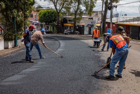 La rehabilitación del pavimento asfáltico en la avenida Miguel Alemán continúa avanzando de acuerdo con los tramos programados. Este fin de semana se trabajará en los carriles ubicados entre las calles Villahermosa y Pablo Casals, donde se colocarán más de 6 mil metros cuadrados de asfalto.

