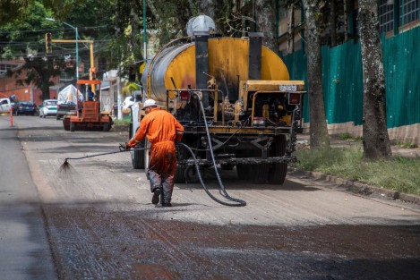 El director de Obras Públicas, Guillermo Ávila Devezze, manifestó que durante los primeros días de agosto se avanzará en distintos tramos entre las calles Villahermosa y Volcán de Colima, manteniendo siempre disponible un carril de circulación. Los horarios serán de 9:00 a 18:00 horas.
