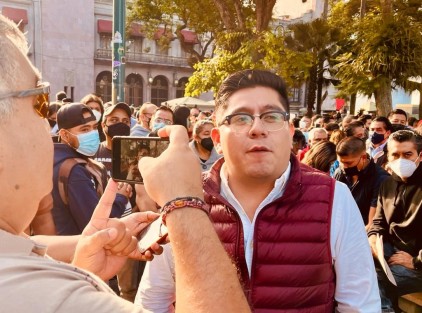 Se destacó la presencia en el lugar, del actual dirigente estatal en funciones y candidato a representante distrital, Esteban Ramírez Zepeta, quien antes de las seis de la mañana ya se encontraba formado para emitir su voto como un militante más de MORENA, lo que algunos simpatizantes aprovecharon para tomarse la selfie del recuerdo.