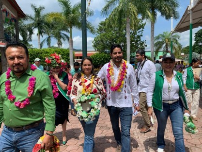 Acompañados de la diputada federal verde por el distrito de Tantoyuca, María del Carmen Pinete Vargas y la diputada local verde, Citlali Medellín Careaga, el maestro Javier Herrera Borunda, reafirmó el gran trabajo que realiza el primer verde del municipio de Chalma, Jorge Flores Lara. Y donde todos los presentes, militantes distinguidos, coordinadores distritales, regidores y presentes, cerraron filas ante la fidelidad de los ideales del PVEM, amor, justicia y libertad. 
